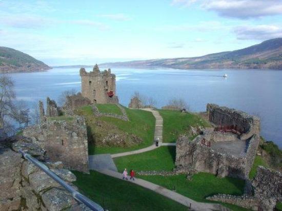 Urquhart Casle on Loch Ness